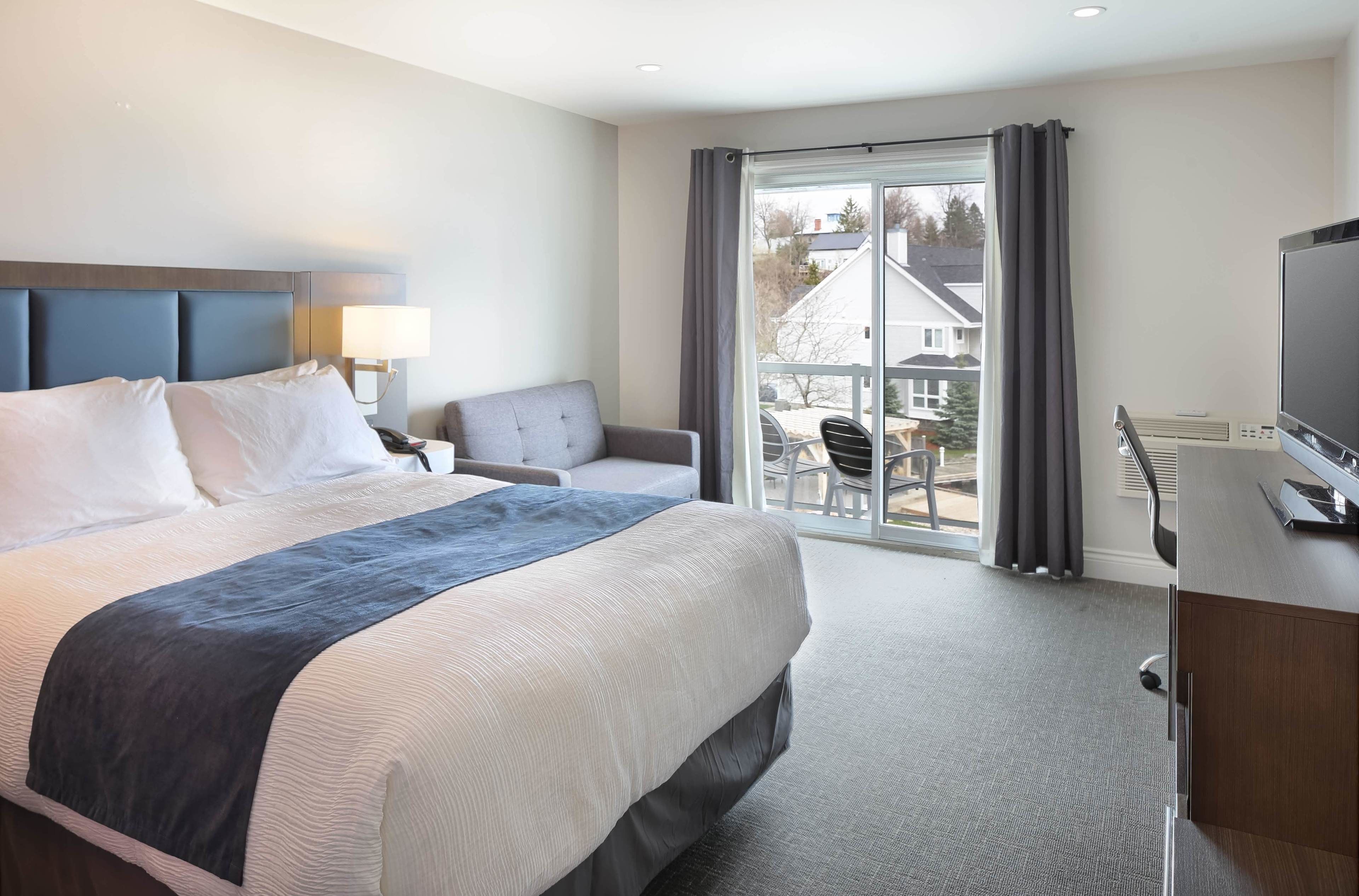 standard room, 1 queen bed, balcony, harbour view (third floor) | desk, free wifi, bed sheets