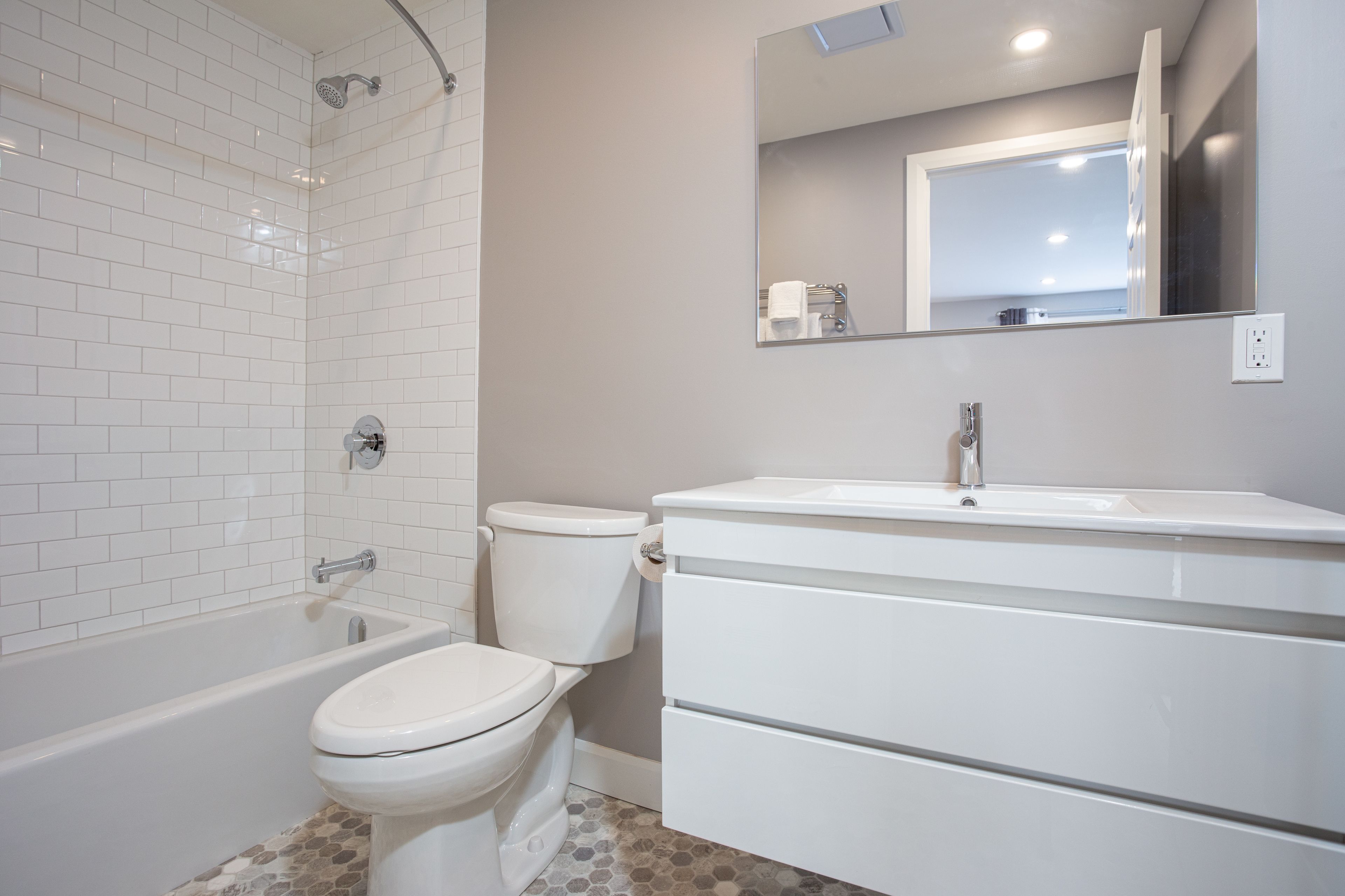 suite, 1 king bed, harbour view | bathroom | shower, free toiletries, towels