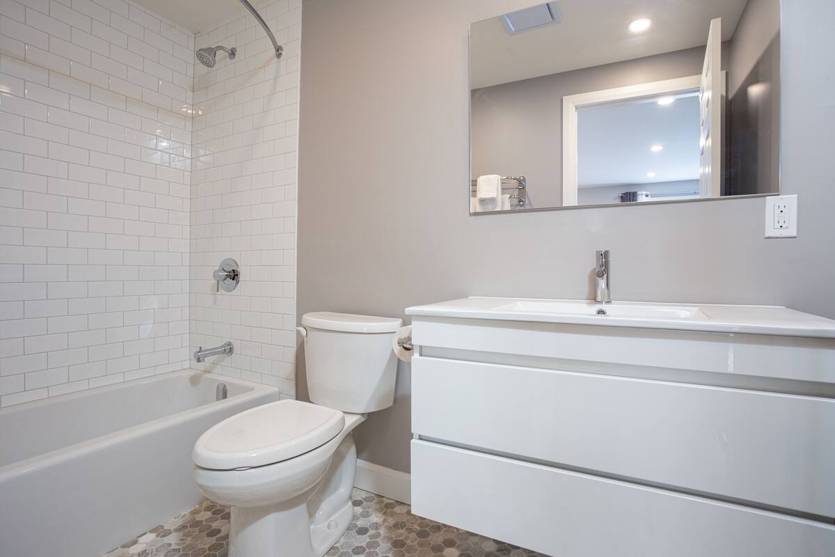 suite, 1 king bed, harbour view | bathroom | shower, free toiletries, towels