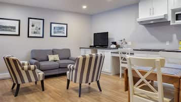 Suite familiale, 2 chambres, cuisinette | Aire de séjour | Téléviseur à écran plat