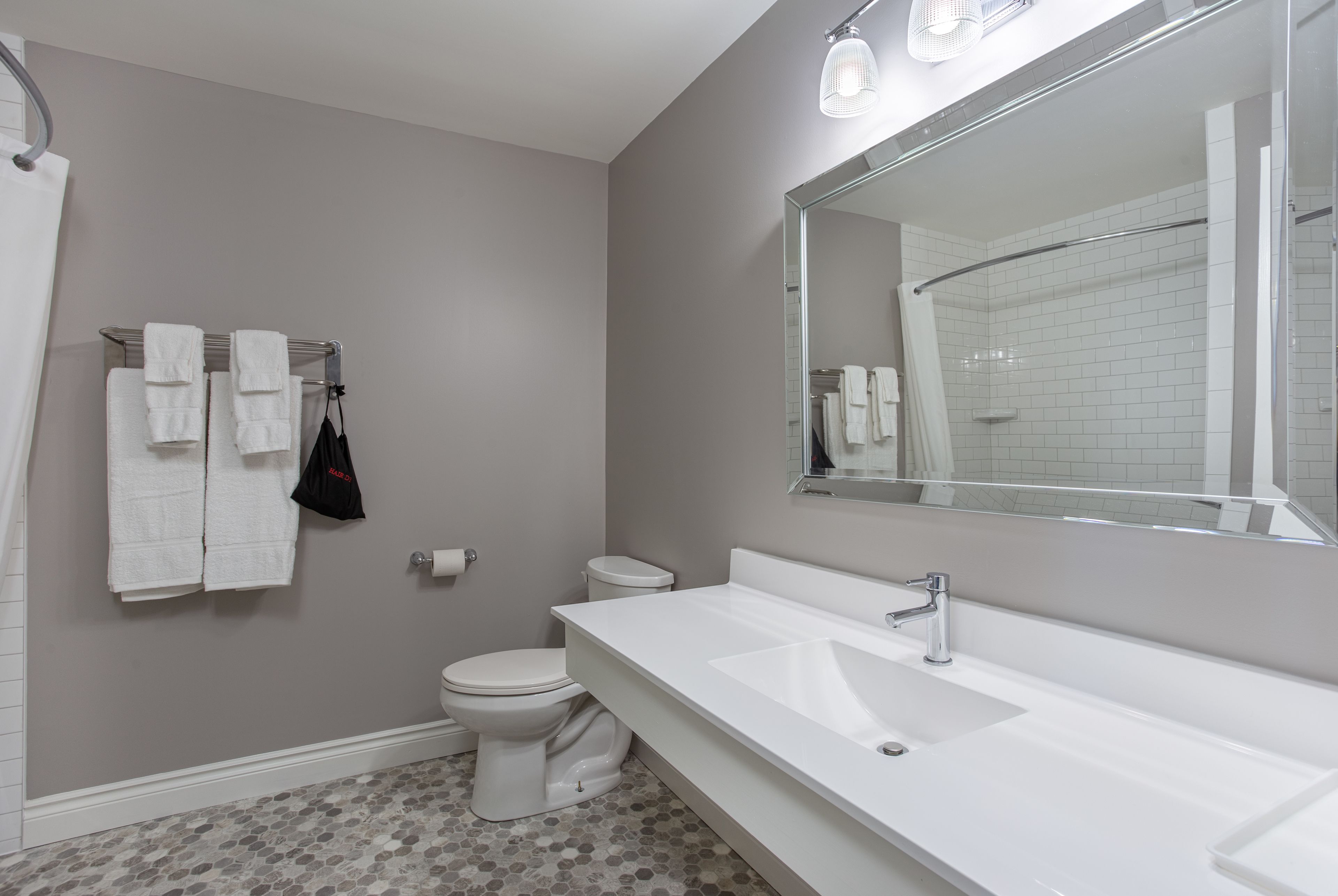 standard room, 1 queen bed, balcony, harbour view (third floor) | bathroom | shower, free toiletries, towels