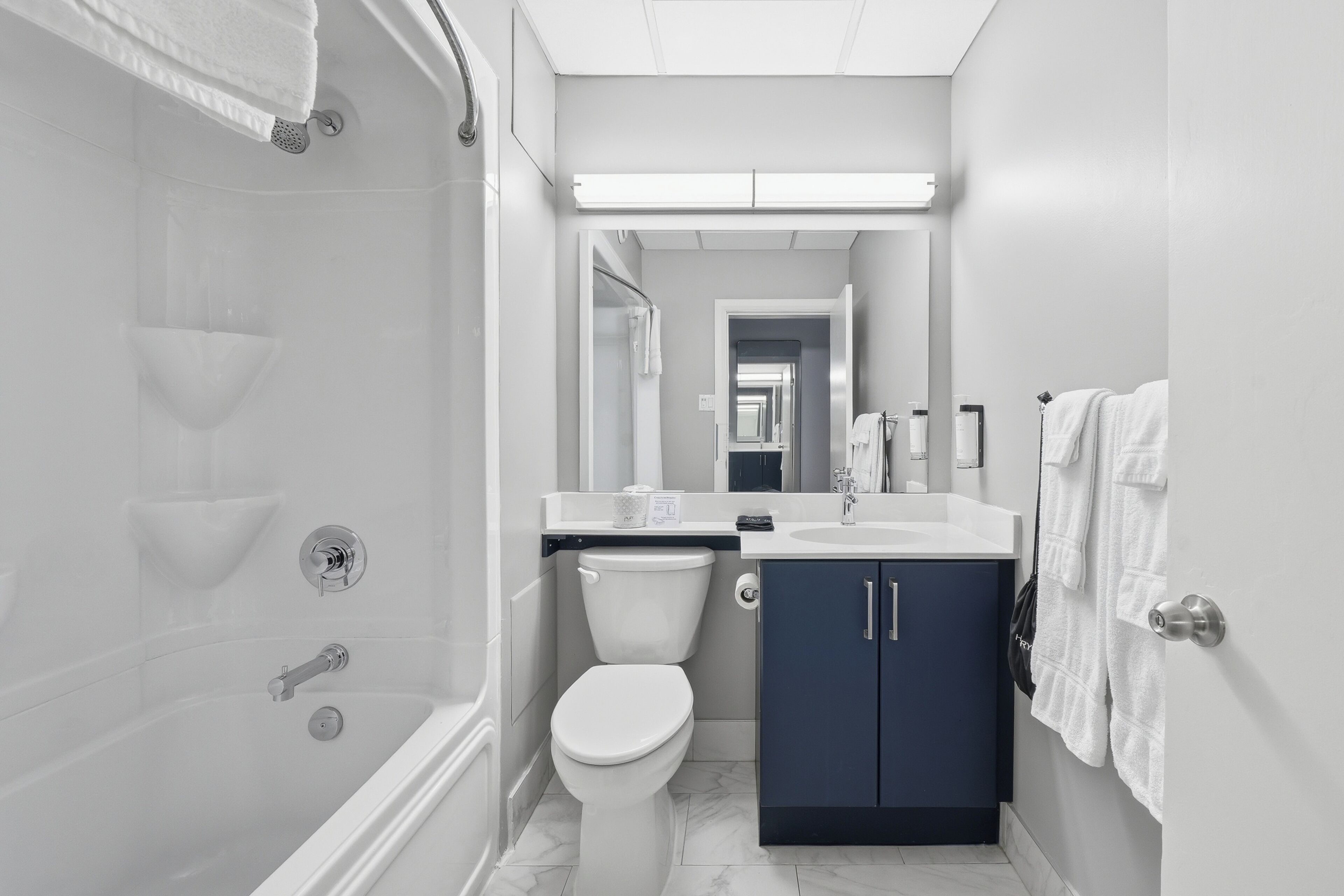 Ein modernes Badezimmer mit Badewanne, Toilette und Waschbecken.