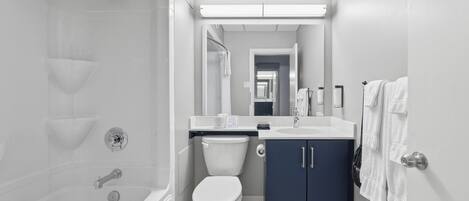 Ein modernes Badezimmer mit Badewanne, Toilette und Waschbecken.
