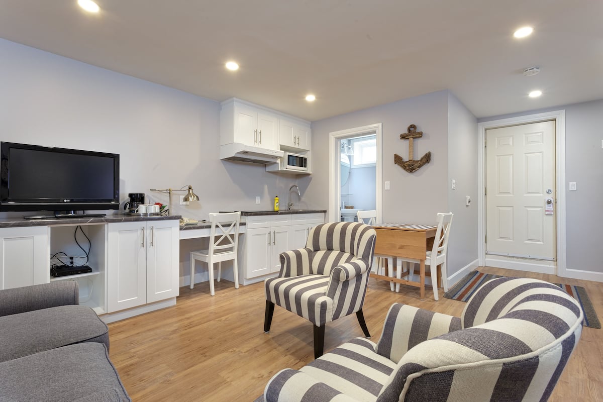 family suite, 2 bedrooms, kitchenette | private kitchen | coffee/tea maker