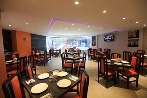 Breakfast, lunch, dinner served; international cuisine - Hotel Astor (Mexico City)