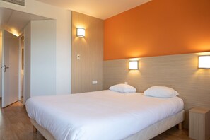 Escritorio, espacio para trabajar con laptop y cortinas blackout 