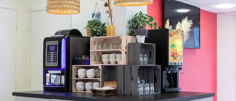 TĂ€gliches kontinentales FrĂŒhstĂŒck (8.9 EUR pro Person)