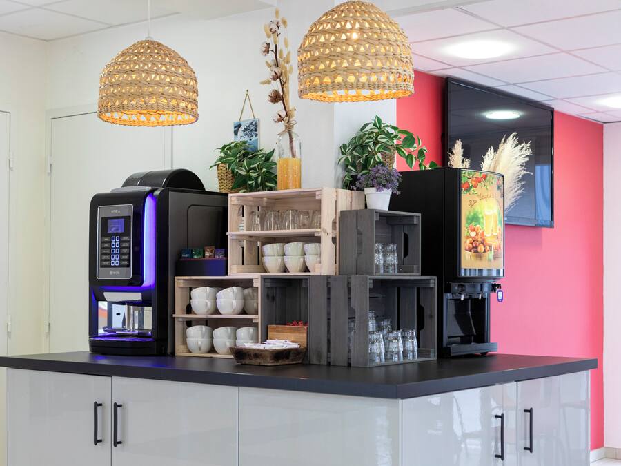 Daily continental breakfast (EUR 8.9 per person)