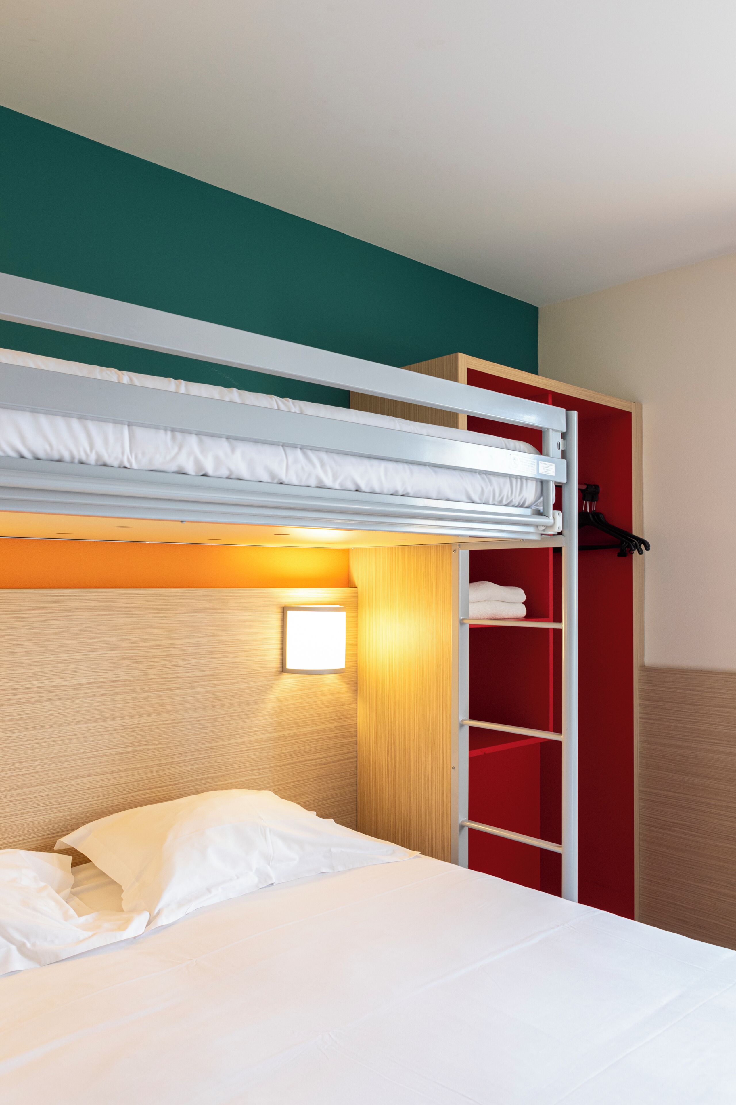 Työpöytä, kannettavalle tietokoneelle sopiva työtila, pimennysverhot