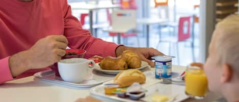 Daily continental breakfast (EUR 6.00 per person)