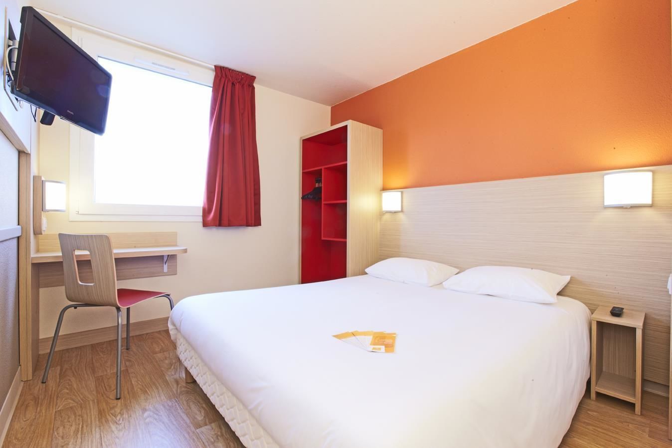 standard room, 1 double bed | desk, laptop workspace, blackout curtains, soundproofing