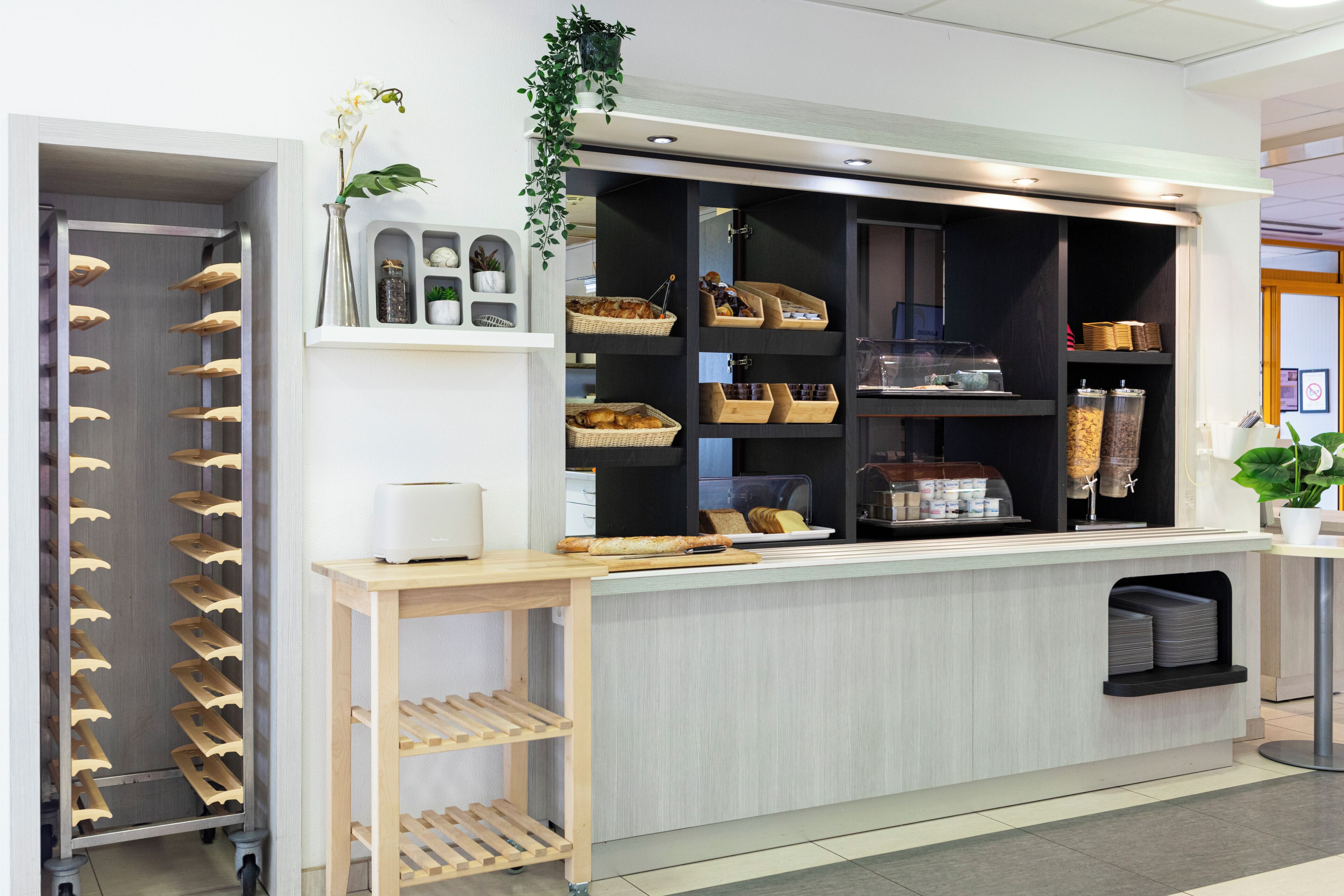 Daily continental breakfast (EUR 8.9 per person)