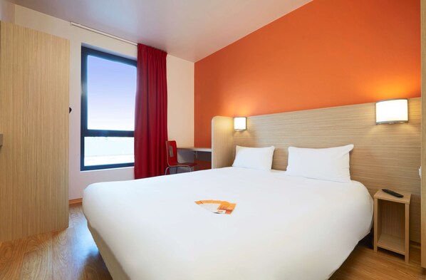 Desk, blackout drapes, free WiFi, bed sheets - Hôtel Première Classe Thionville (Thionville)