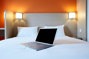 Escrivaninha, cortinas blackout, Wi-Fi de cortesia, roupa de cama