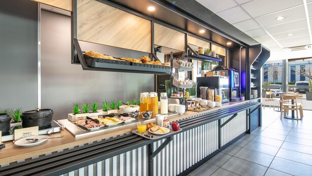 A breakfast buffet with various food items and beverages. - B&B HOTEL Lyon Aéroport St Quentin Fallavier (Saint-Quentin-Fallavier)
