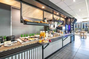 Se ofrece un desayuno bufé todos los días (por un coste adicional)