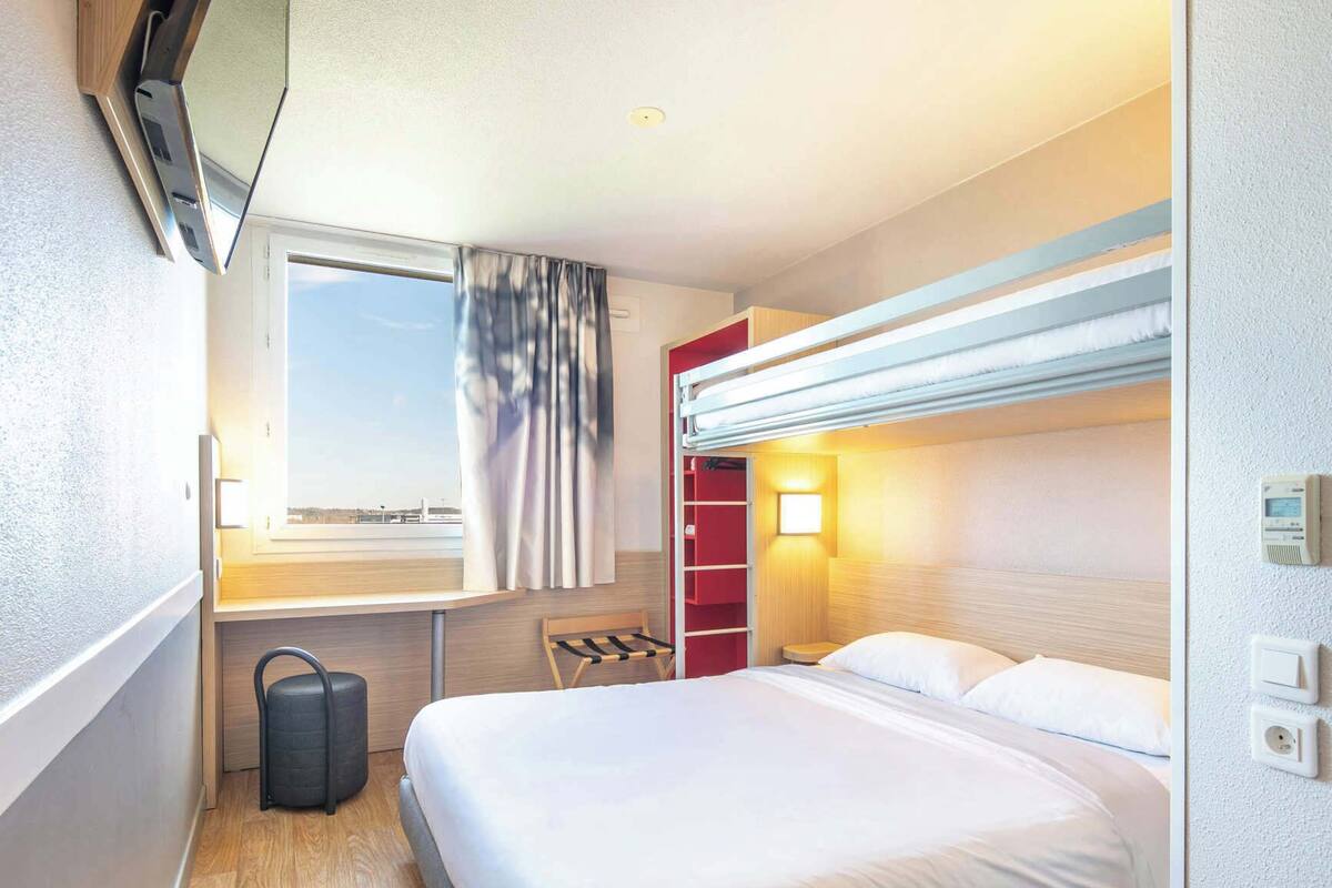 Premium bedding, desk, blackout drapes, soundproofing