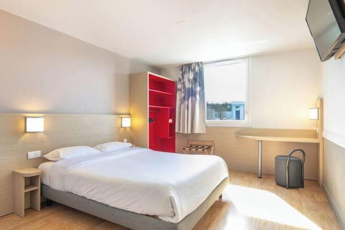 Ropa de cama de alta calidad, escritorio, cortinas opacas