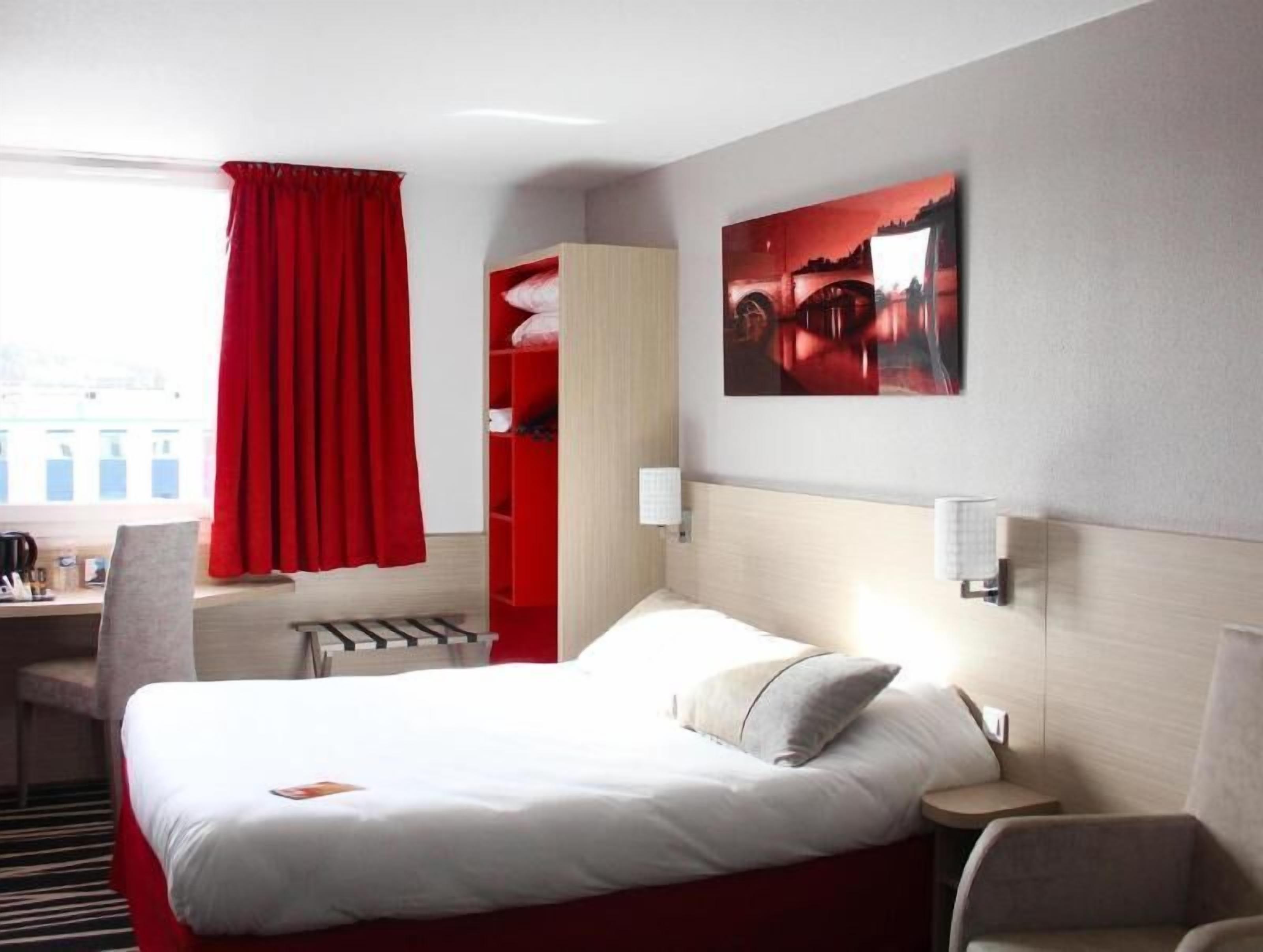 Premium bedding, desk, blackout drapes, soundproofing