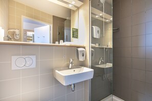 Shower, hair dryer, towels, shampoo - B&B HOTEL Lyon Aéroport St Quentin Fallavier (Saint-Quentin-Fallavier)