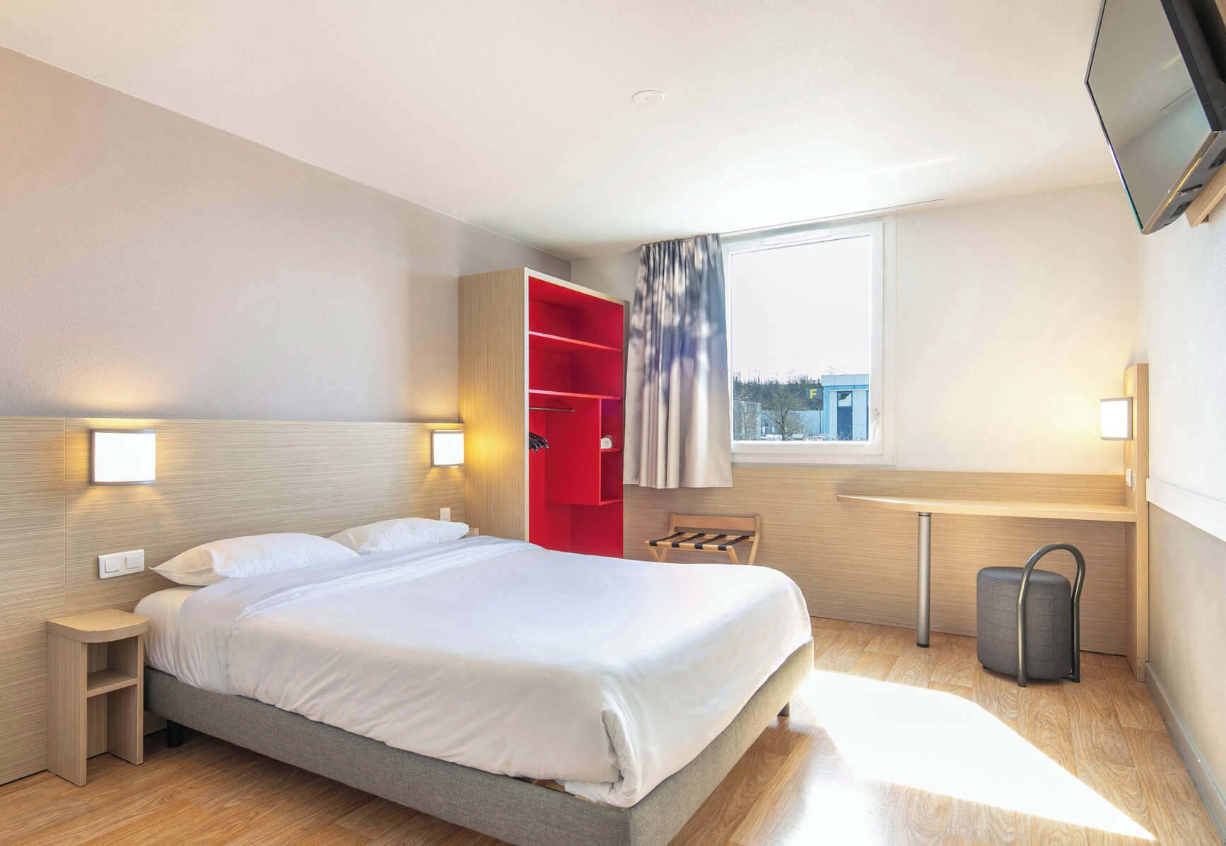 Ropa de cama de alta calidad, escritorio y cortinas blackout 