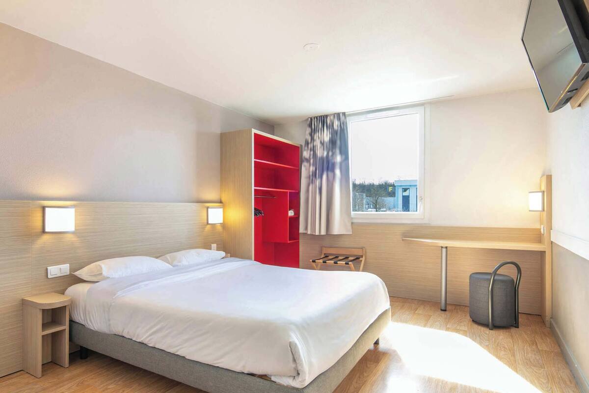 Premium bedding, desk, blackout drapes, soundproofing