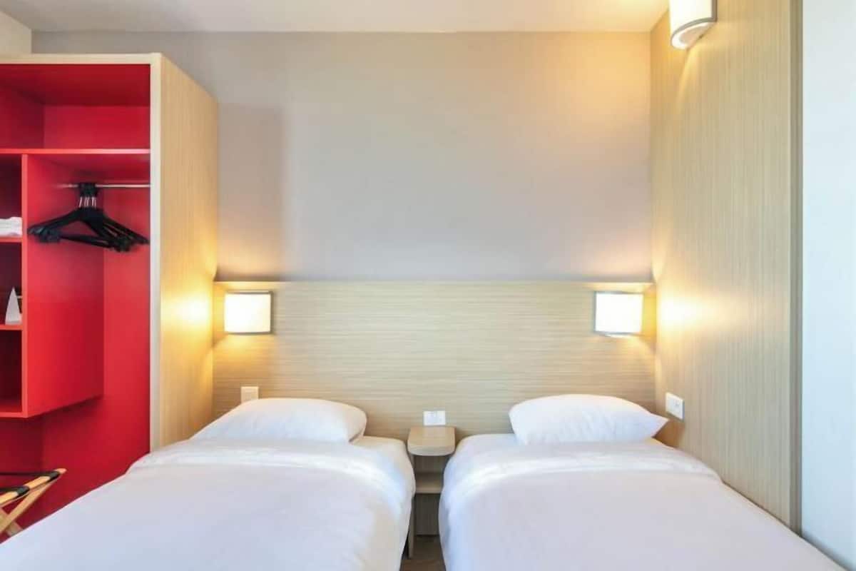 Ropa de cama de alta calidad, escritorio, cortinas opacas