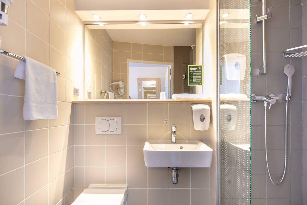 shower, hair dryer, towels, shampoo