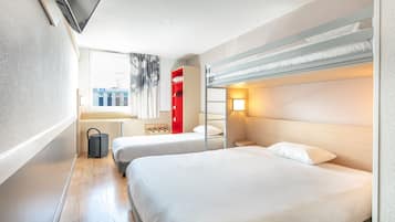 Luxe beddengoed, een bureau, verduisterende gordijnen