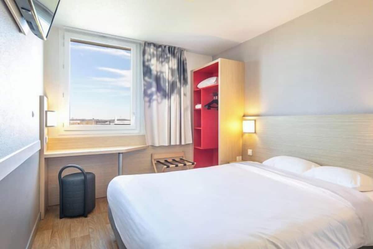 Ropa de cama de alta calidad, escritorio, cortinas opacas