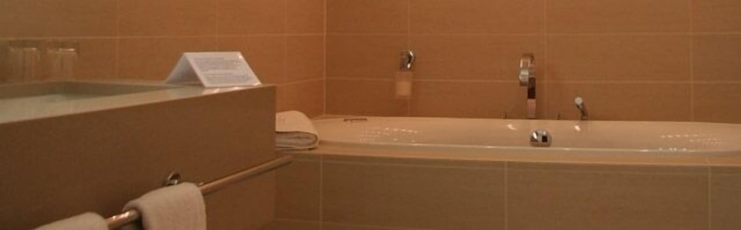 suite | deep-soaking bathtub