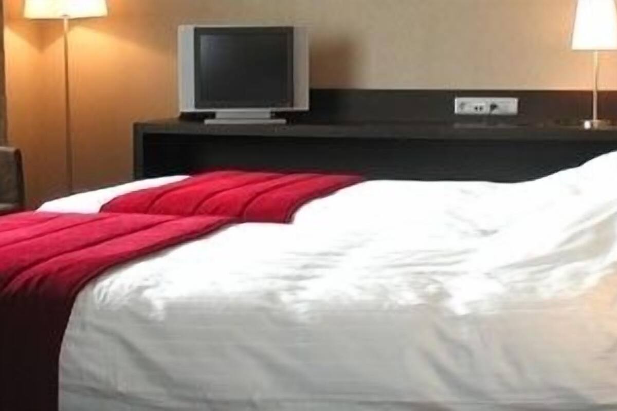 standard double room | in-room safe, desk, iron/ironing board, cots/infant beds