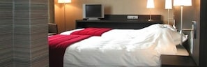 Standard-Doppelzimmer | Zimmersafe, Schreibtisch, Bügeleisen/Bügelbrett, Babybetten