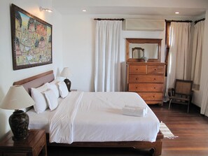 Sun Deck Suite Bedroom 1 | Tallelokero huoneessa, työpöytä