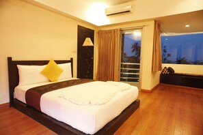 Quarto casal ou duplo luxo, vista para o mar | Roupas de cama premium, camas Select Comfort, escrivaninha