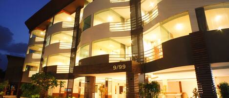 Overnatningsstedets facade – aften/nat