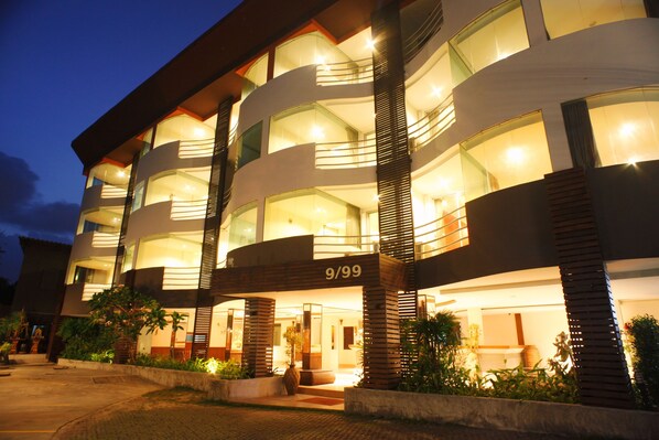 Fachada da propriedade à noite