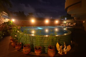 Bồn tắm spa ngoài trời