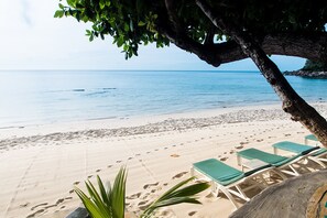 Plage, chaises longues, parasols