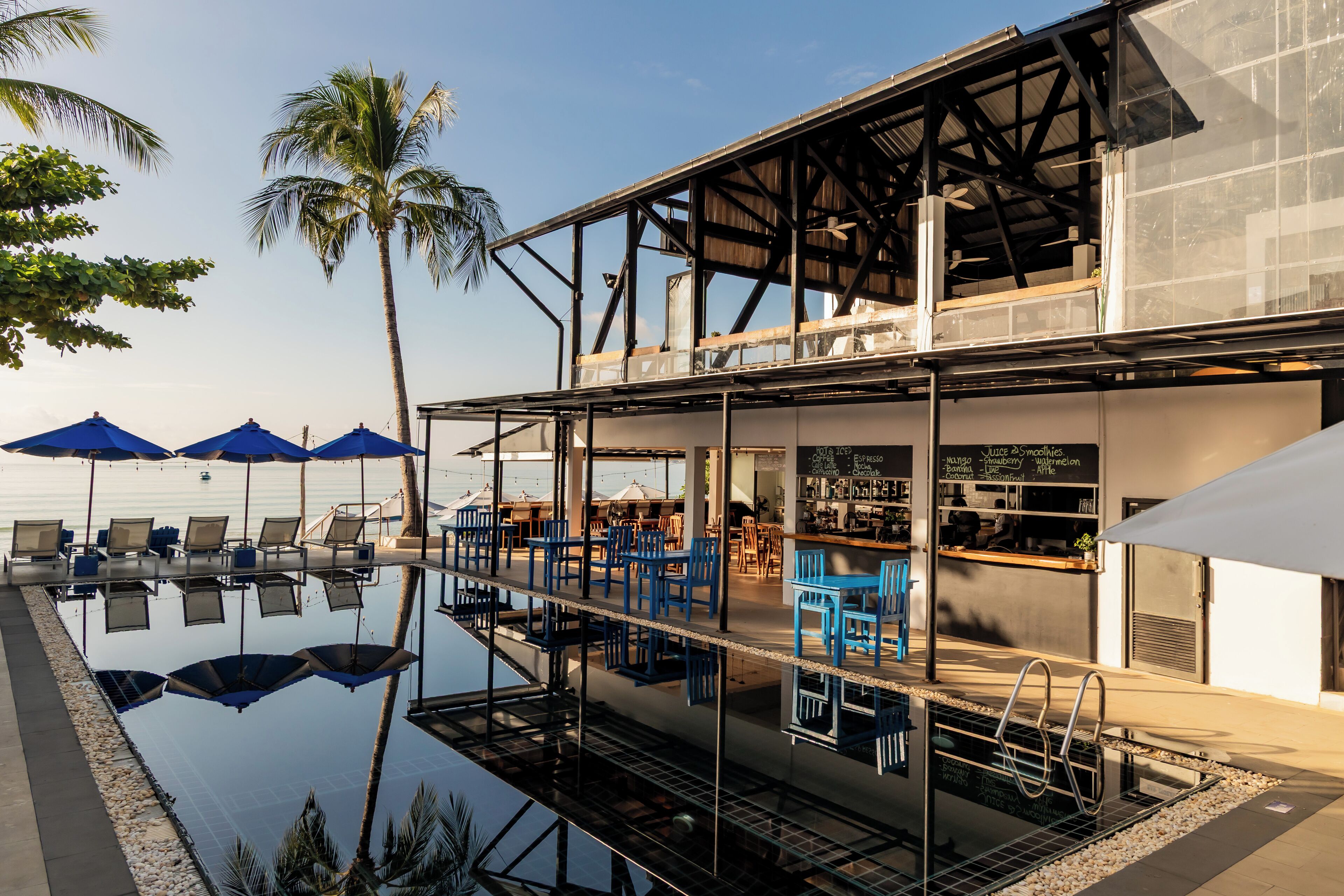 Piscine extérieure, parasols de plage, chaises longues