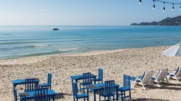 Plage, sable blanc, chaises longues, parasols