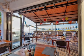 Se sirven desayunos y almuerzos; cocina italiana; con vista a la playa