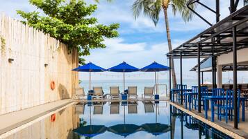 Piscine extérieure, parasols de plage, chaises longues