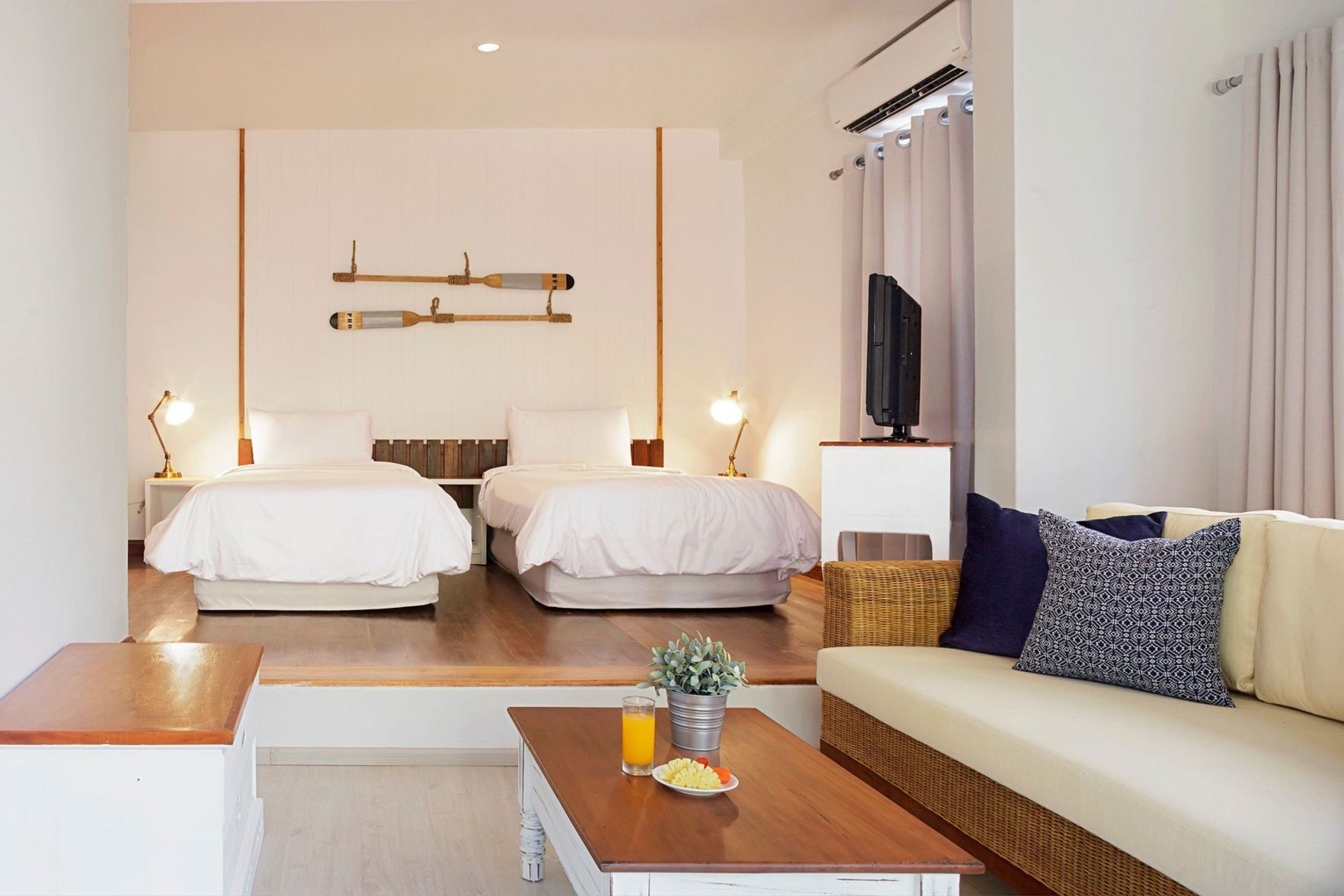 Minibar, coffres-forts dans les chambres, rideaux occultants