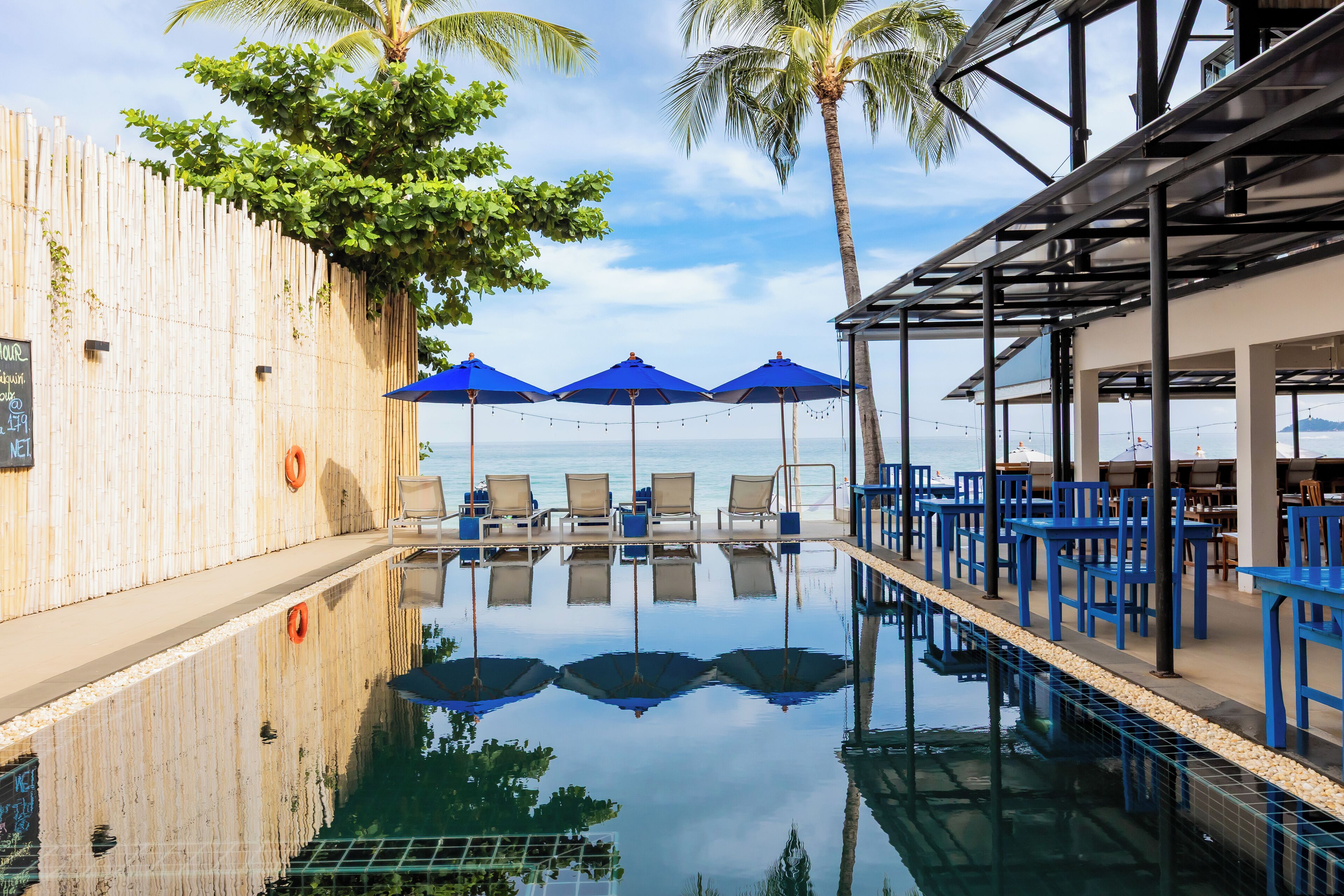 Piscine extérieure, parasols de plage, chaises longues