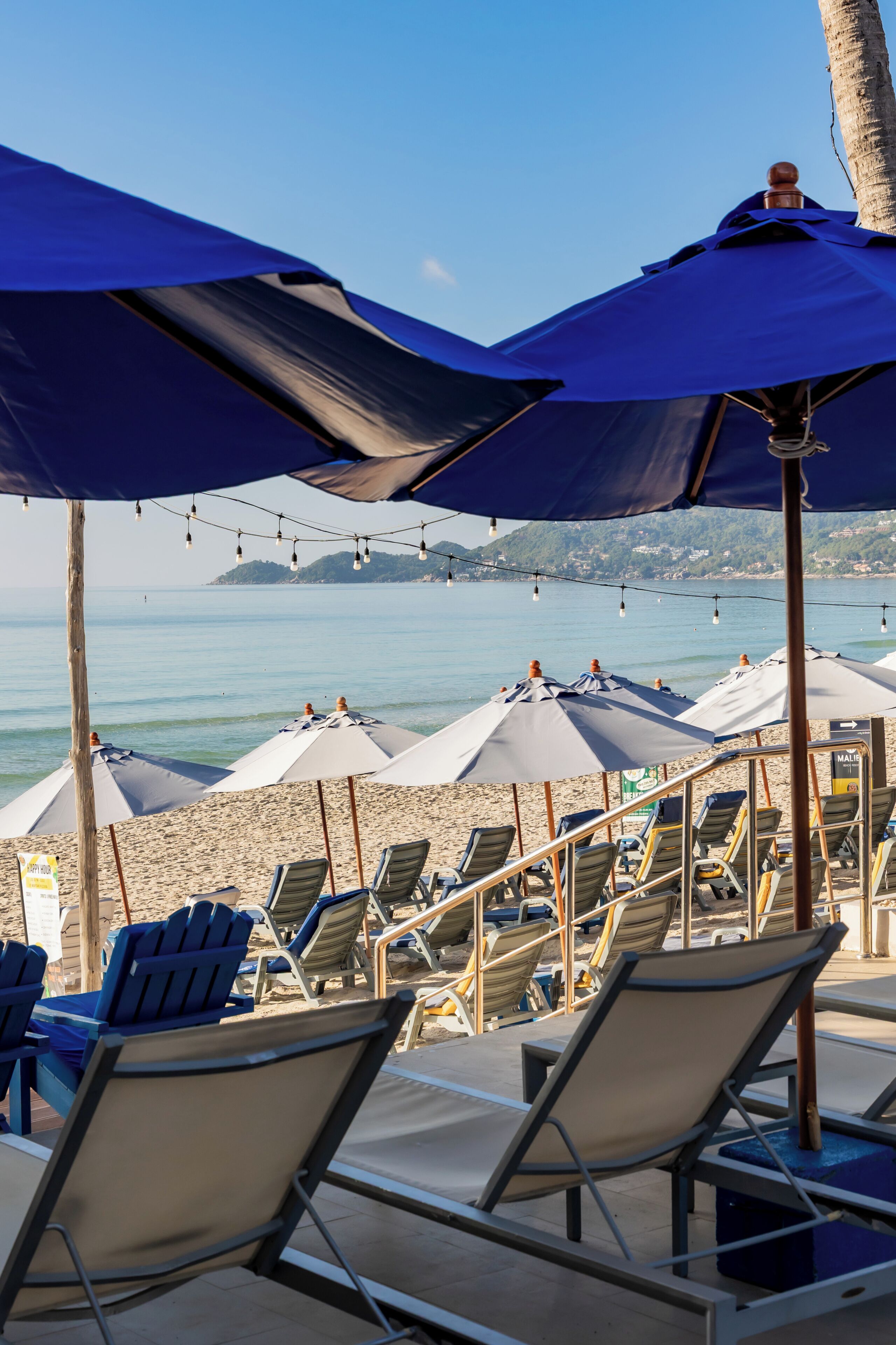 Plage, sable blanc, chaises longues, parasols