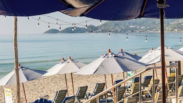 Plage, sable blanc, chaises longues, parasols