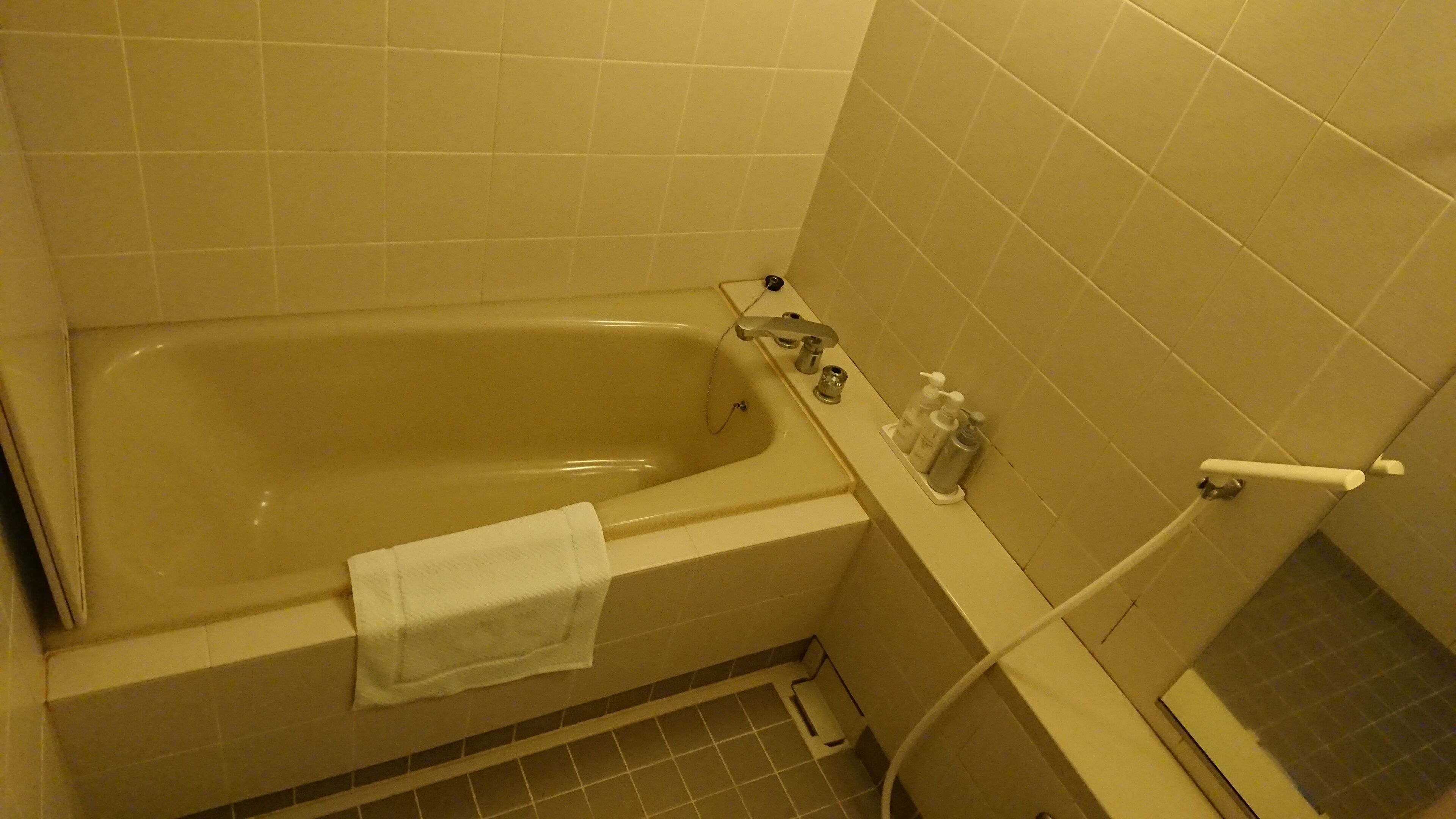 A standard bathroom with a bathtub, a toilet, and a sink.