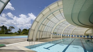Indendørs pool, sæsonbestemt udendørs pool