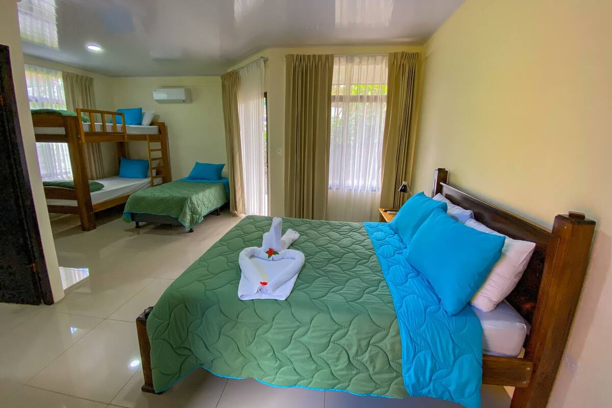 Rideaux dâobscurcissement, accĂšs au Wi-Fi (inclus), literie fournie